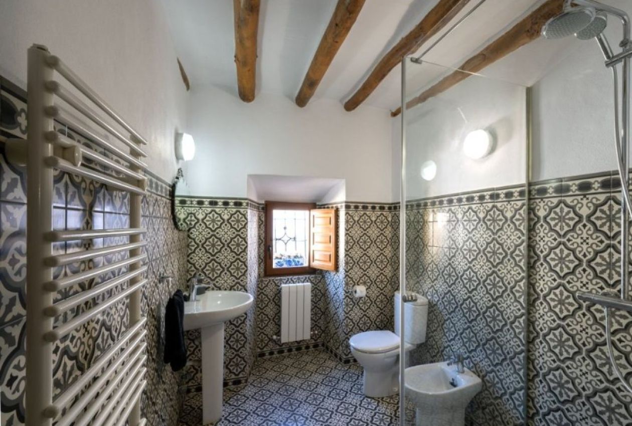 523 full bathroom level 2 used for frida kahlo guests